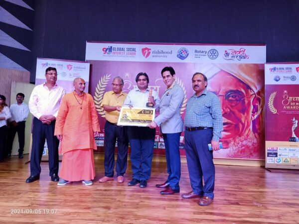 Rakesh Mehta awarded as “ACHARYA DEVO BHAV” award by Aman Varma